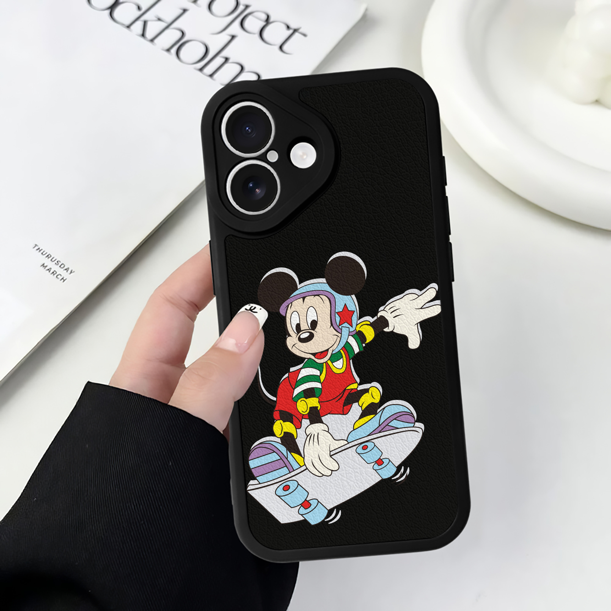 （画像用） ミッキーマウス Mickey Mouse 【iPhone 16シリーズ対応】シリコンスマホケース（レザー調） 材質：シリコン